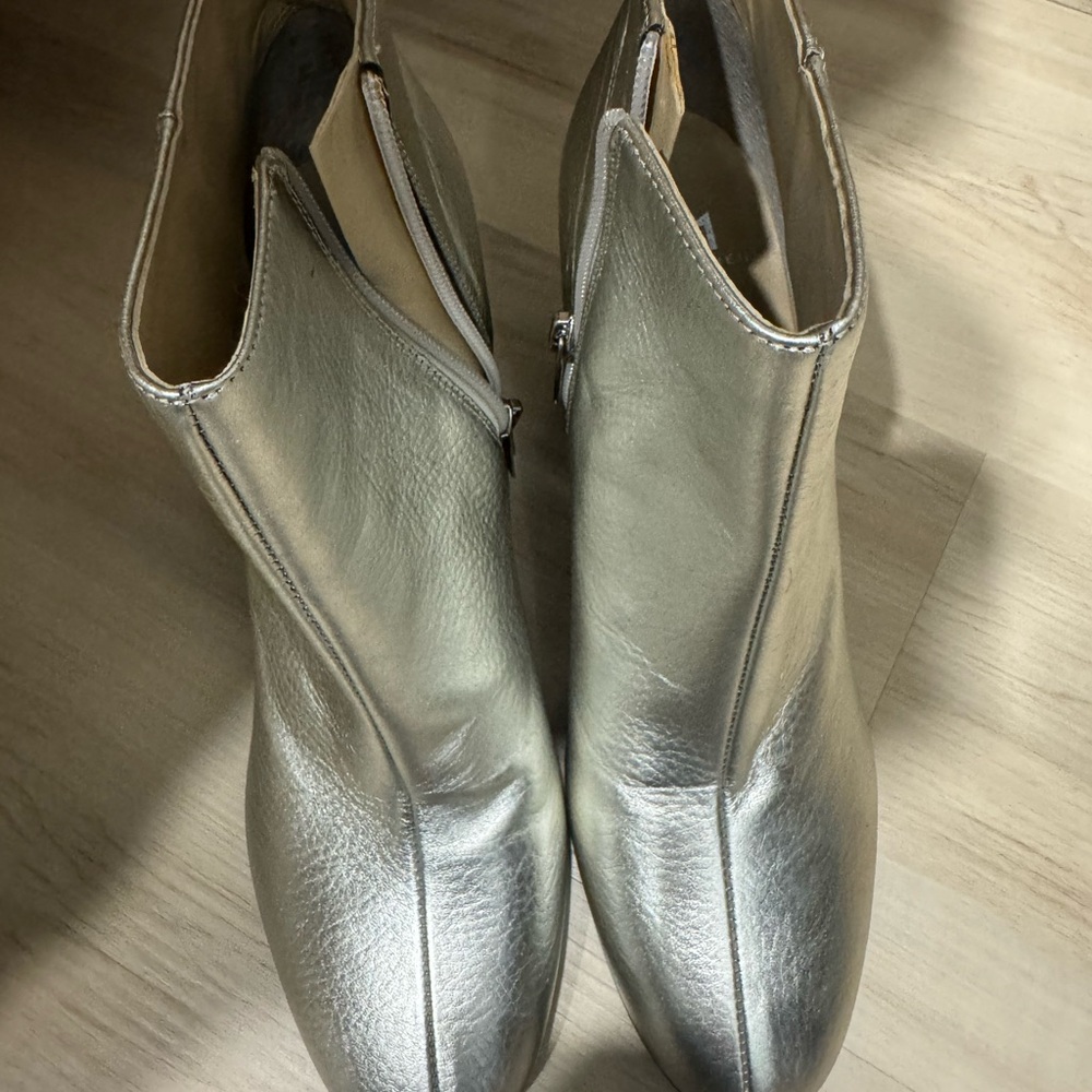 Marc Fisher Silver Booties 8.5 New - Picture 2 of 4